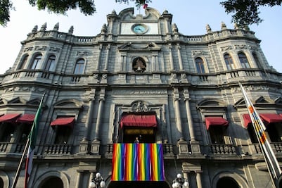 Colocan bandera LGBT en balcón del ayuntamiento de Puebla