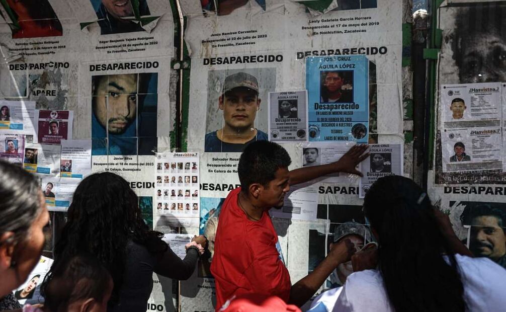 Colectivos de búsqueda de desaparecidos provenientes de Jalisco se manifestaron y pegaron fichas de búsqueda. Foto: Gabriel Pano/ EL UNIVERSAL
