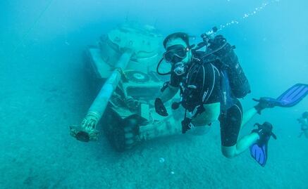 Sumergen viejos tanques para crear hábitat marino