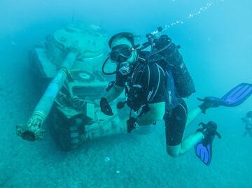 Sumergen viejos tanques para crear hábitat marino