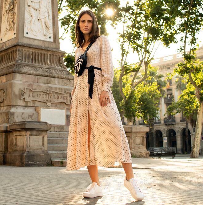 El tipo de cuerpo reloj de arena debe buscar vestidos que destaquen su cintura / Foto: Pexels