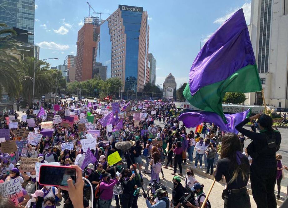 Las pañoletas verdes y moradas son símbolo de las marchas del 8M. Foto: Valente Rosas. EL UNIVERSAL