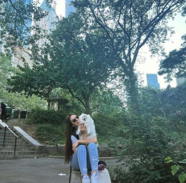 Yanet García con skinny jeans: un look clave para llevar básicos