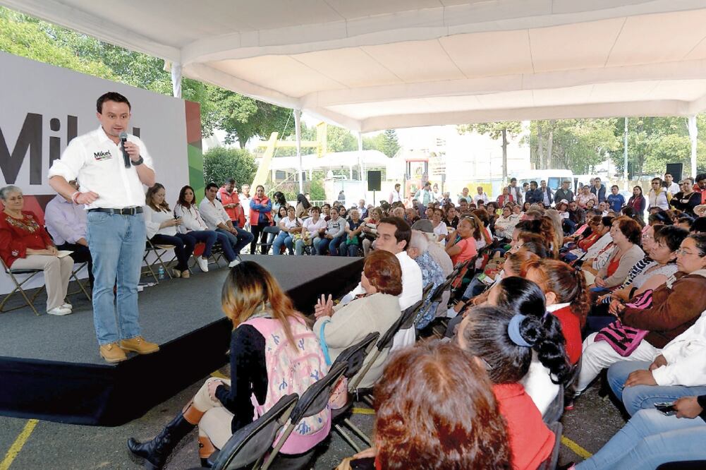 El candidato del tricolor a la jefatura de Gobierno de la CDMX, Mikel Arriola en un encuentro con vecinos de unidades habitacionales en Coyoacán. Foto: CORTESÍA