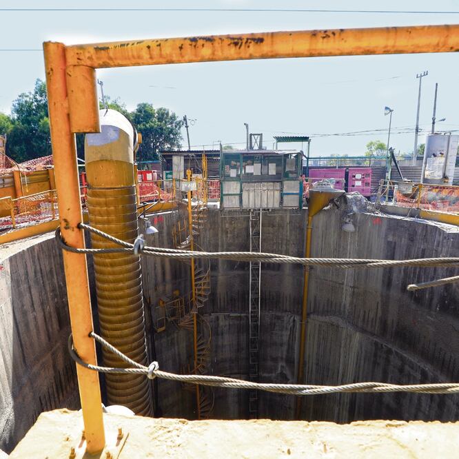 EL UNIVERSAL constató en un recorrido que las obras se detuvieron en las lumbreras Primera Victoria y Poniente 83; no hay trabajadores en ellas, pero sí en casas cercanas en las que se reparan daños de estructura y se hace recimentación. IRVIN OLIVARES