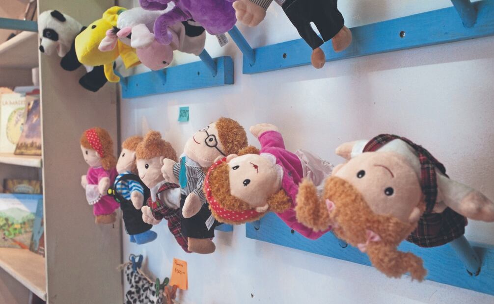 De izquierda a derecha: Siledi (payaso con pelo rojo), Lourdes Pérez Gay, Yenizel Crespo (trapecista), César Sotelo (payaso en monociclo), Amaranta Leyva y Roy Valdez (león). Fotos: de Darío Luna. El Universal