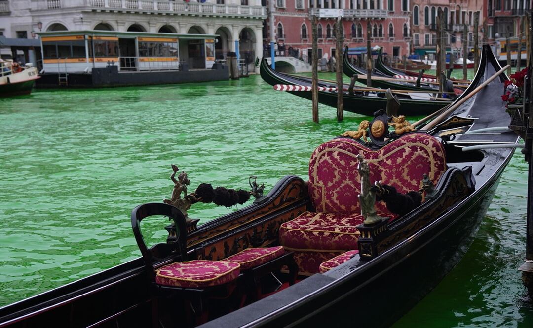 Activistas liberaron un tinte ambientalmente inofensivo en canales, ríos, lagos y fuentes de un total de 10 ciudades italianas. Foto: EFE