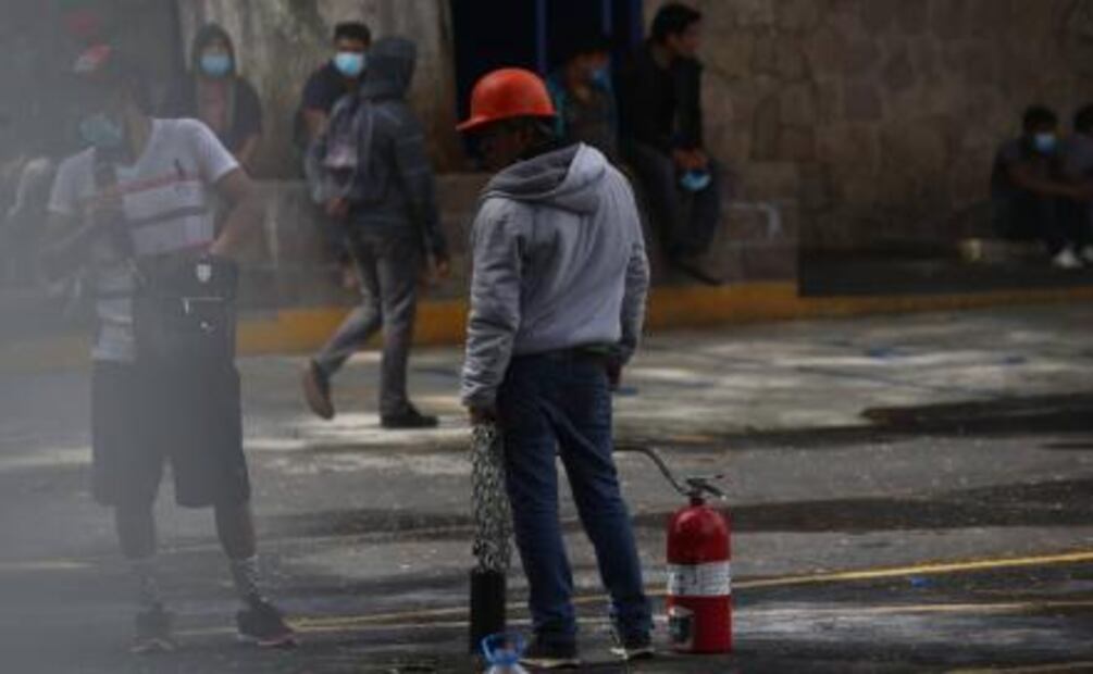 Universitarios se enfrentan con rechazados en Michoacán