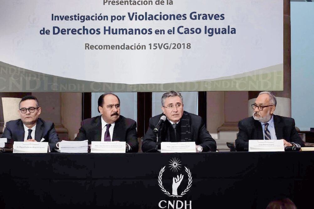  El titular de la CNDH (segundo de der. a izq.) Luis González, durante el último informe de la comisión sobre el caso Iguala. (EFE)