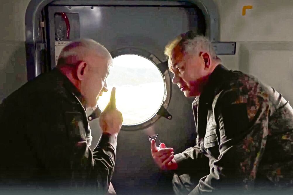Yevgeny Nikiforov, comandante del Distrito Militar Occidental, y Serguéi Shoigú, ministro de Defensa ruso, a bordo de un avión militar. Foto: AP