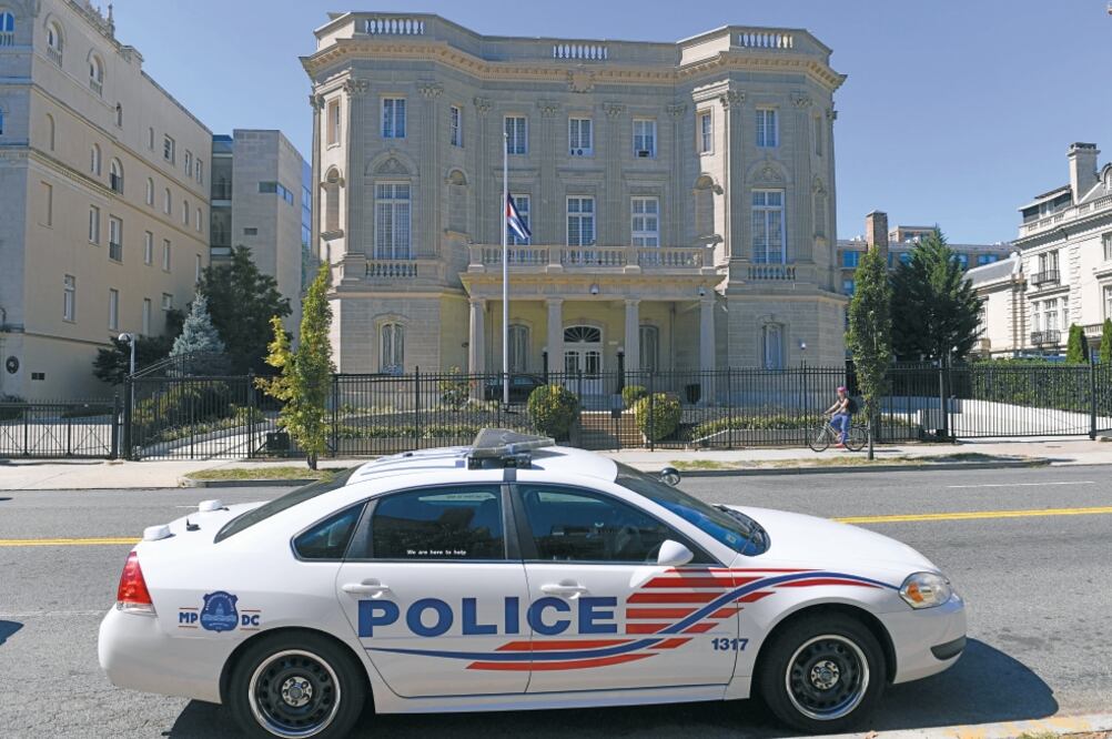 Medidas. Una patrulla permanece frente al edificio de la embajada de Cuba en Washington; 15 diplomáticos cubanos deberán irse (YIN BOGU. XINHUA)