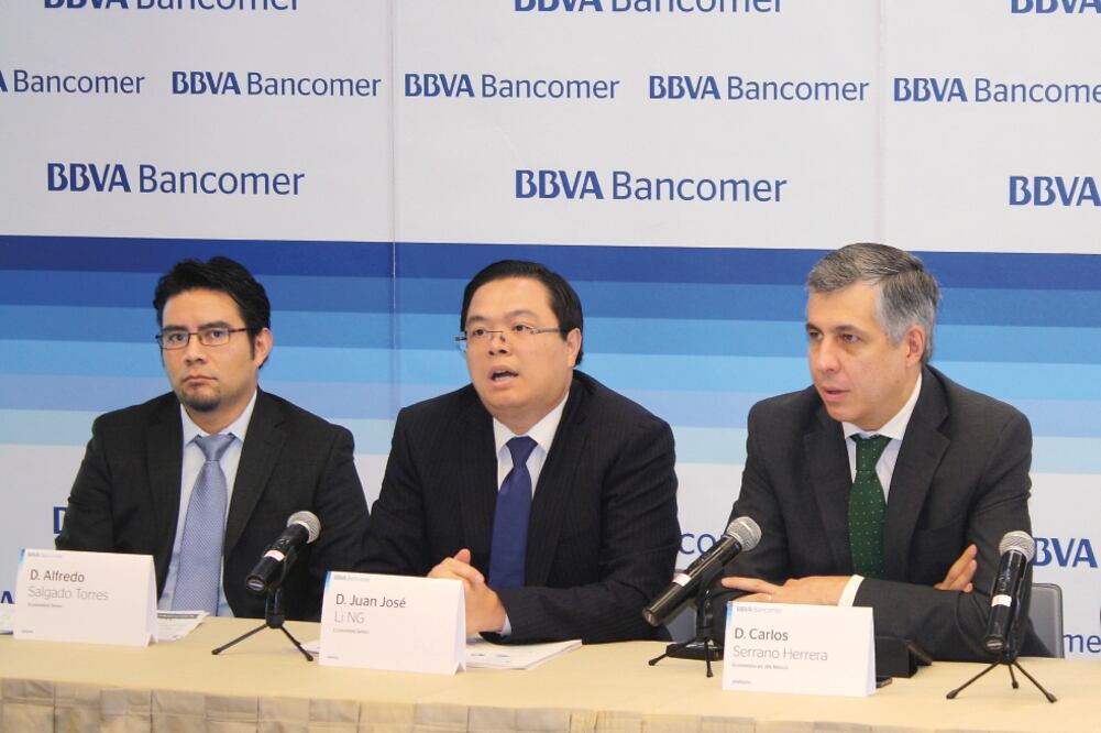 Carlos Serrano Herrera (der.), economista en jefe de BBVA Bancomer, ayer en conferencia sobre la situación económica del país (CORTESIA BBVA BANCOMER)