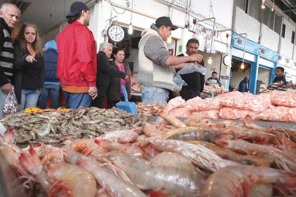 La Ssa recomendó que al adquirir productos del mar se revise que el pescado esté fresco, tenga ojos y piel brillantes, así como buen olor (ARCHIVO EL UNIVERSAL)