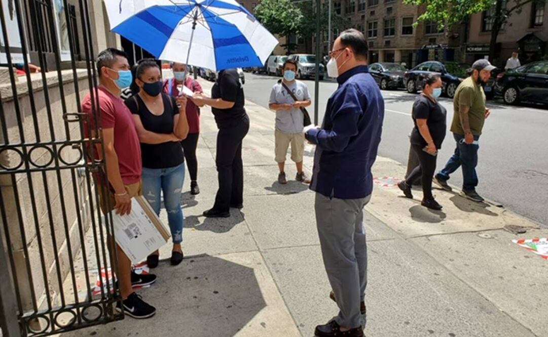 Jorge Islas, cónsul de México en Nueva York, en atendiendo a connacionales afuera del consulado en esa ciudad. Foto: Especial