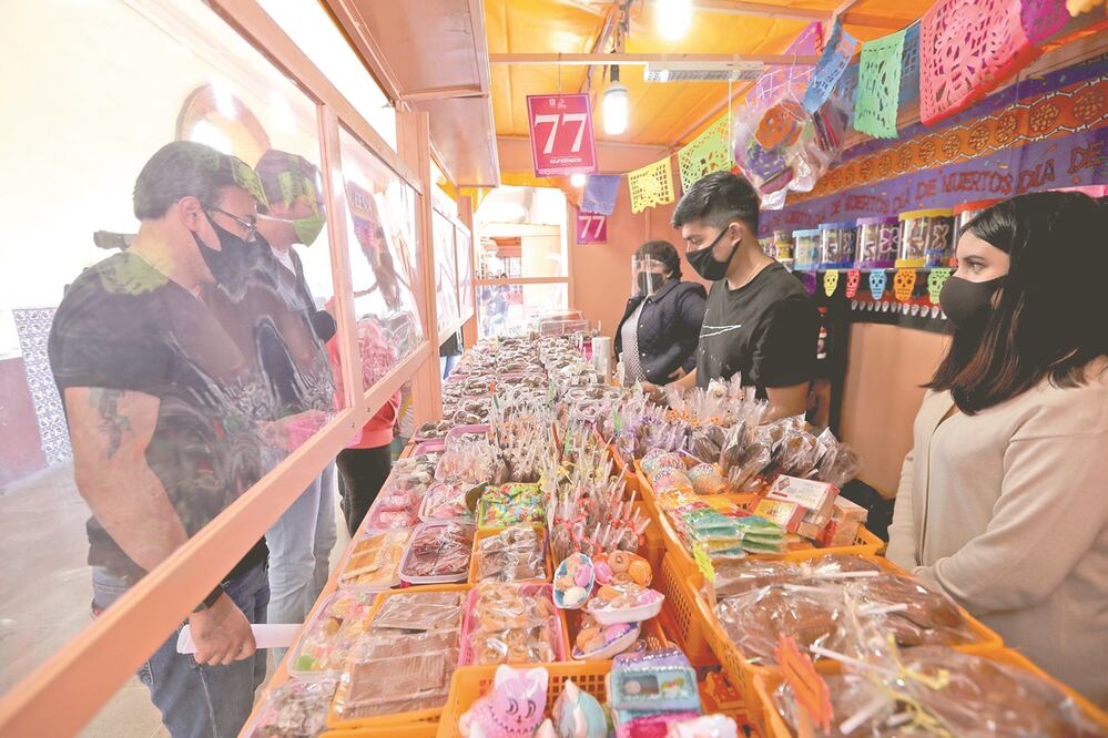 Los productos y figuras de dulce, chocolate y amaranto que se ofertan en la feria están debidamente protegidos con bolsas o papel celofán. Foto: JORGE ALVARADO. EL UNIVERSAL