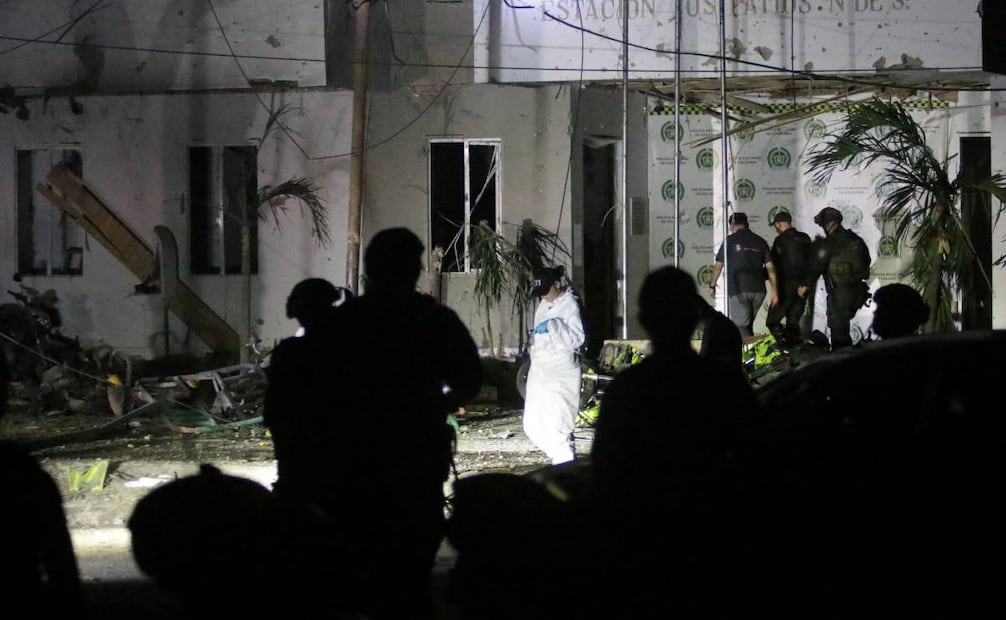 Policías e investigadores inspeccionan la estación de policía luego de que un coche bomba fuera detonado la noche de este martes en Los Patios (Colombia). El atentado dejó en llamas la estación policial y provocó el pánico entre los habitantes del sector, según constató EFE en la zona, que quedó sin luz tras el ataque. Foto: EFE