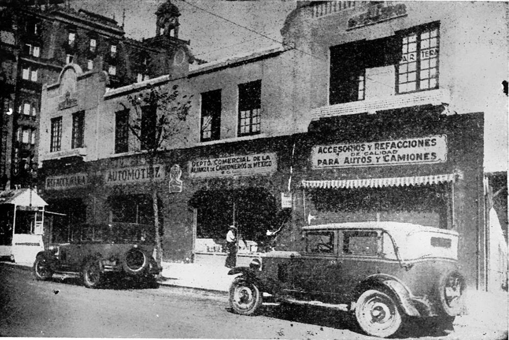 Una curiosa fotografía de los almacenes del Departamento Comercial de la Alianza de Camioneros de México, junto a unos locales de venta de accesorios y refacciones para autos y camiones. Del lado izquierdo sobresale el emblemático Hotel Regis, en la esquina de la avenida Juárez y Balderas. Crédito imagen: “Refaccionaría automotriz”