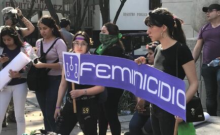 Inicia marcha de mujeres en Monumento a la Madre