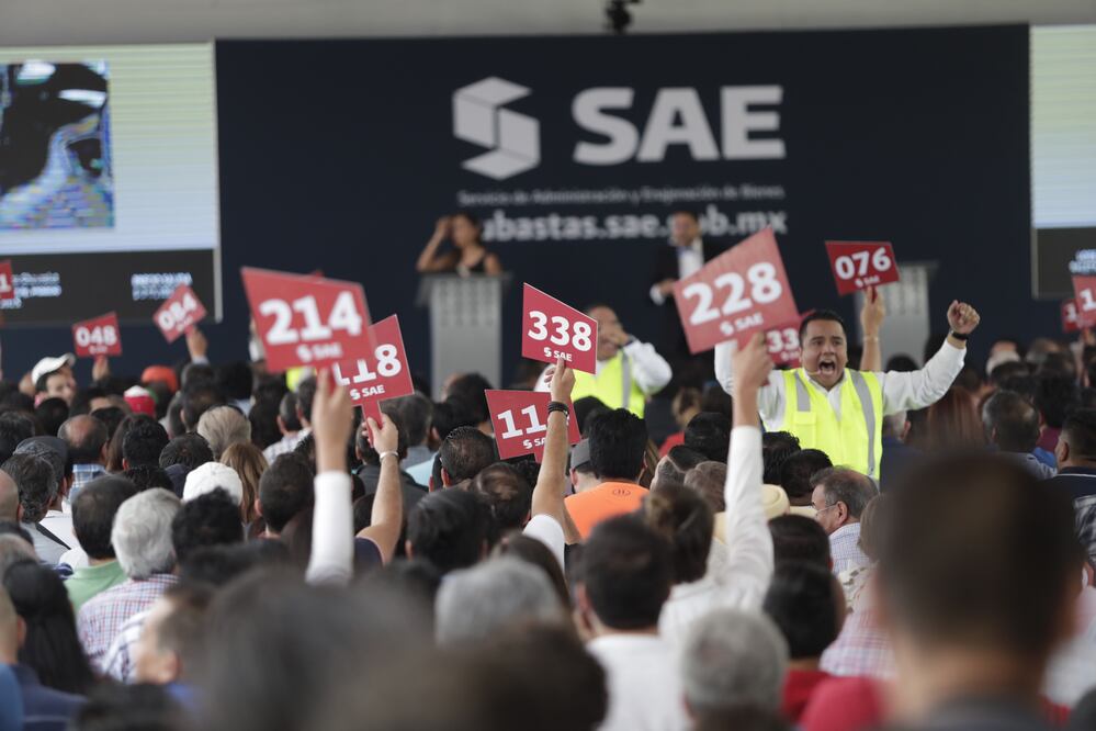 El auto de lujo que más dinero logró levantar fue una camioneta Ford Shelby F 150, roja, modelo 2016, incautado por la FGR por un total de un millón 900 mil pesos (AN STEPHENS. EL UNIVERSAL)