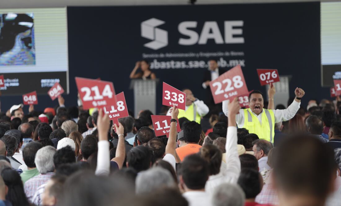 El auto de lujo que más dinero logró levantar fue una camioneta Ford Shelby F 150, roja, modelo 2016, incautado por la FGR por un total de un millón 900 mil pesos (AN STEPHENS. EL UNIVERSAL)