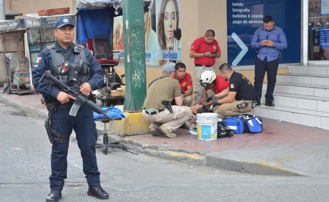 Tres personas resultaron heridas con arma de fuego, uno es un bolero de calzado y los dos más, custodios de la camioneta. (FOTO: Emilio Vásquez. EL UNIVERSAL)