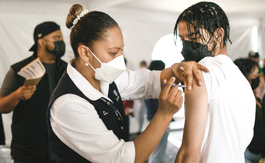 Autoridades de Salud capitalinas explicaron que la próxima semana se alcanzará 78% de cobertura de vacunación a los mayores de 18 años con el esquema completo contra el Covid.  Foto: Tomada de Twitter