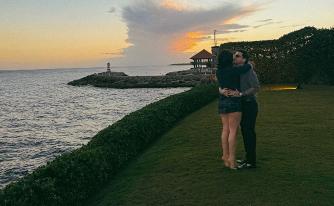 Ángela Aguilar y Christian Nodal posan enamorados en República Dominicana.
