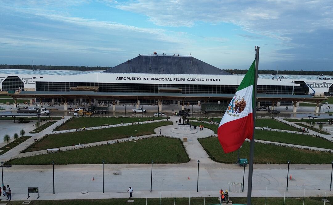 En la entrada de la terminal y detrás de una bandera monumental de México, hay una escultura de Felipe Carrillo Puerto, defensor de los pueblos mayas. Foto: EFE