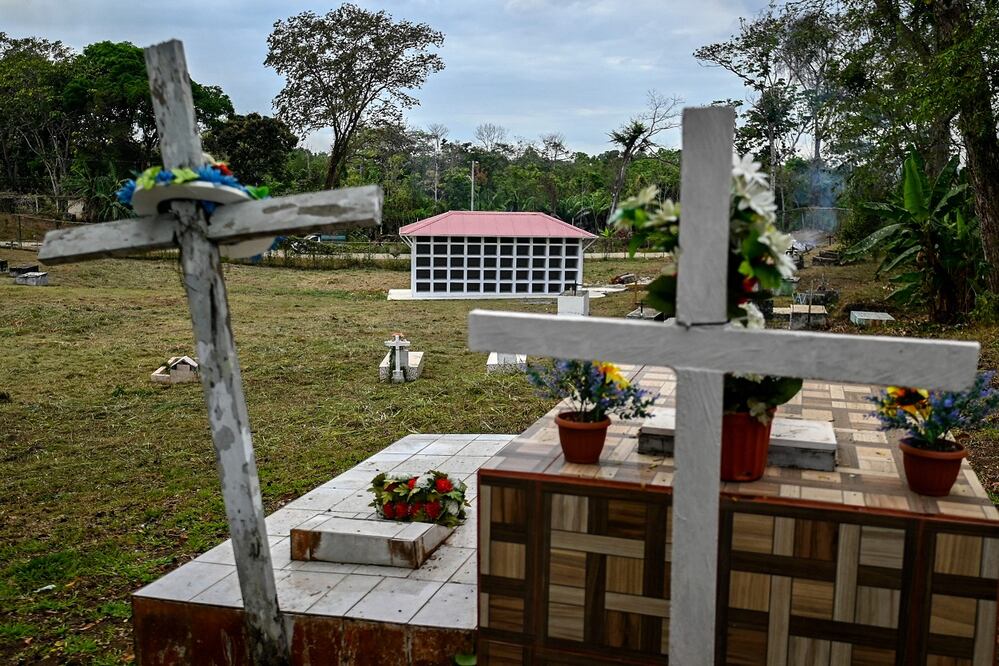 Vista de un panteón construido por la Cruz Roja para enterrar los cuerpos de los migrantes irregulares en el Cementerio Municipal de El Real de Santa María, Provincia de Darién. Foto: Luis Acosta. AFP