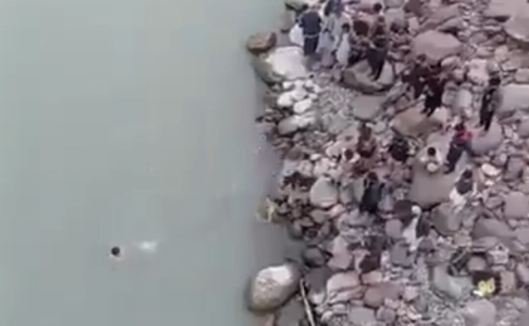 El presidente paquistaní, Asif Ali Zardari, expresó sus condolencias por el incidente y ordenó a los equipos de rescate agilizar los esfuerzos necesarios para encontrar a los pasajeros desaparecidos. Foto: Captura de video X @invadidos_com