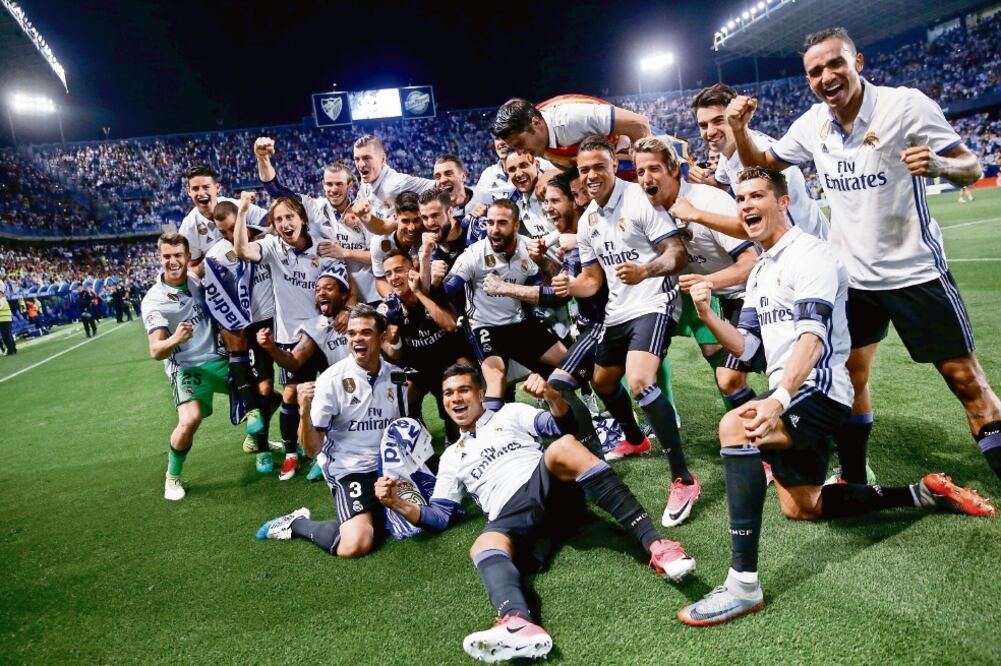 La plantilla se lució en la cancha de La Rosaleda tras vencer al local Málaga (JUAN MEDINA. REUTERS)