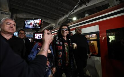 Alex Lora y El Tri se apoderan del Suburbano... ¡mamá prende la grabadora!