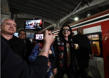 Alex Lora y El Tri se apoderan del Suburbano... ¡mamá prende la grabadora!