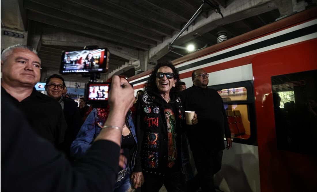 Alex Lora sorprende a usuarios del Suburbano con mini concierto. Foto: Gabriel Pano/EL UNIVERSAL