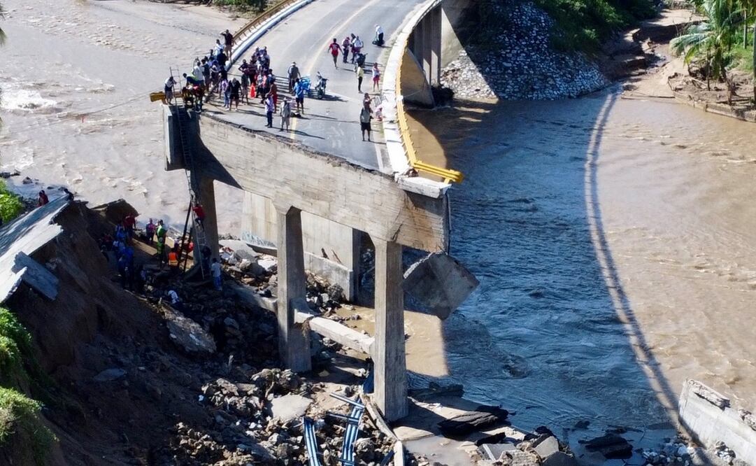 Arriesgan vida al cruzar río y puente colapsado por John. Foto: Valente Rosas | El Universal