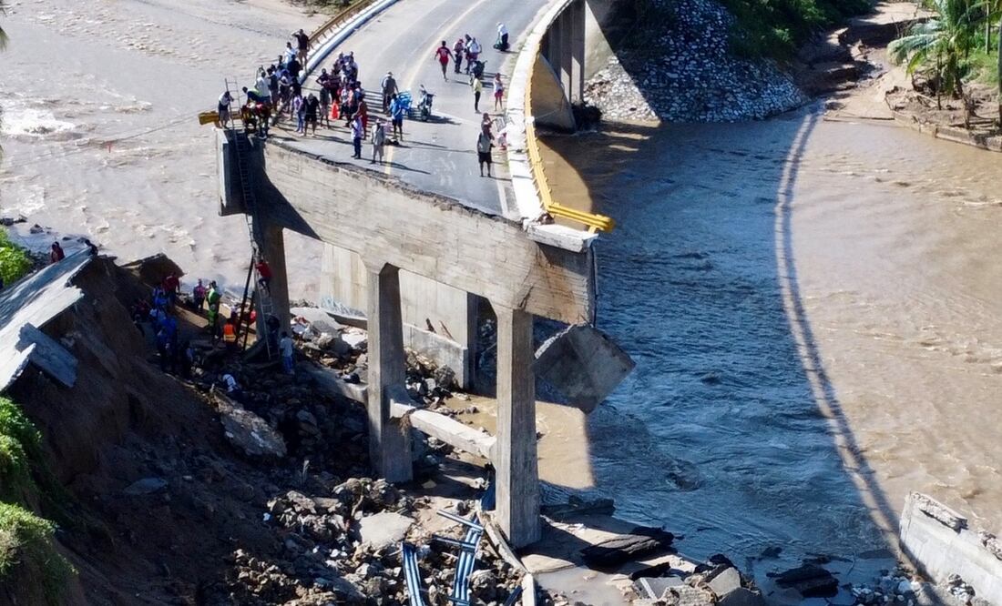 Arriesgan vida al cruzar río y puente colapsado por John. Foto: Valente Rosas | El Universal