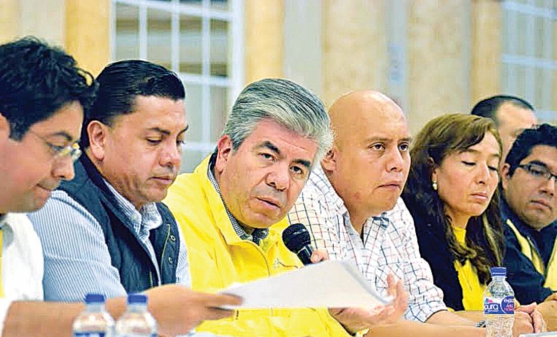El presidente del PRD-DF, Raúl Flores (centro), estuvo acompañado por algunos ex delegados de su partido, donde mencionó que la fracción perredista en la capital está iniciando una nueva etapa política (ESPECIAL)