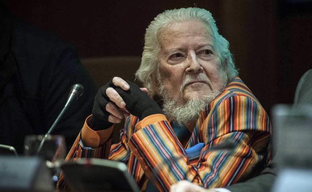El mexicano acudió a la presentación ataviado con una chaqueta de rayas naranjas, azules y verdes, corbata azul perla y pantalones de color teja. (FOTO: EFE)