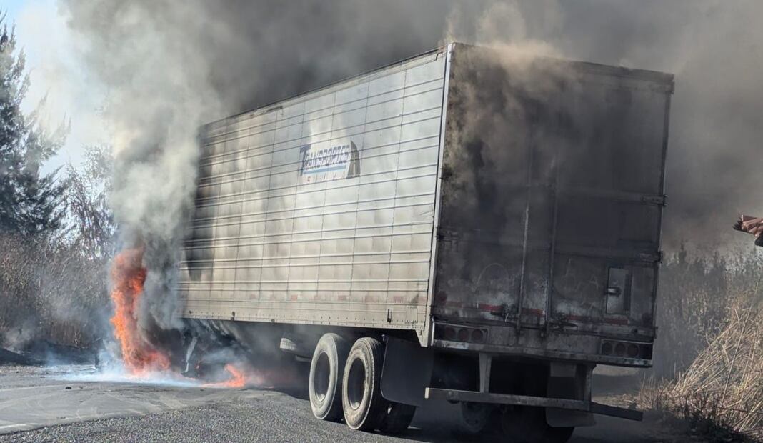 Bloqueos y quema de vehículos en Michoacán y Jalisco. Foto: Alerta Michoacán