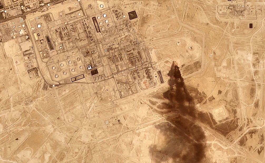 Imagen satelital muestra humo sobre las instalaciones petroleras de Aramco en Abqaiq, Arabia Saudita. Foto: AP