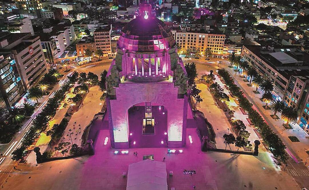 Con motivo del Día Internacional de Lucha Contra el Cáncer de Mama fueron iluminados de color rosa edificios públicos como el Monumento a la Revolución. Foto: Especial 