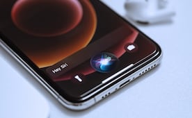 Apple y la UE se culpan por demora en lanzamiento de Siri-AI; el famoso asistente fue renovado y ya está disponible, no en Europa