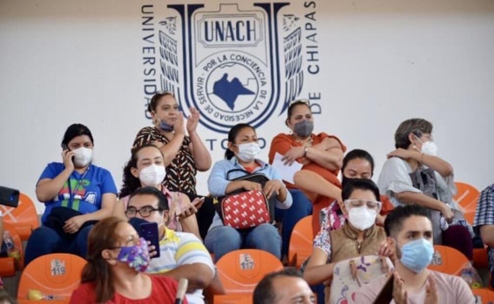 Vacunan a AMLO, inflación, deserción escolar y contaminación, entre las fotos de la semana