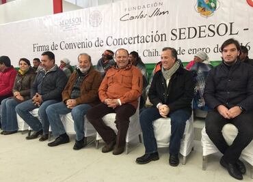 Sedesol firma convenio con la fundación de Slim