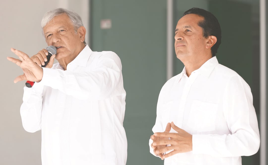 El presidente electo Andrés Manuel López Obrador se reunió con el gobernador de Quintana Roo, Carlos Joaquín González y después realizó un mitin en la Plaza de las Palapas (YADÍN XOLALPA. EL UNIVERSAL)