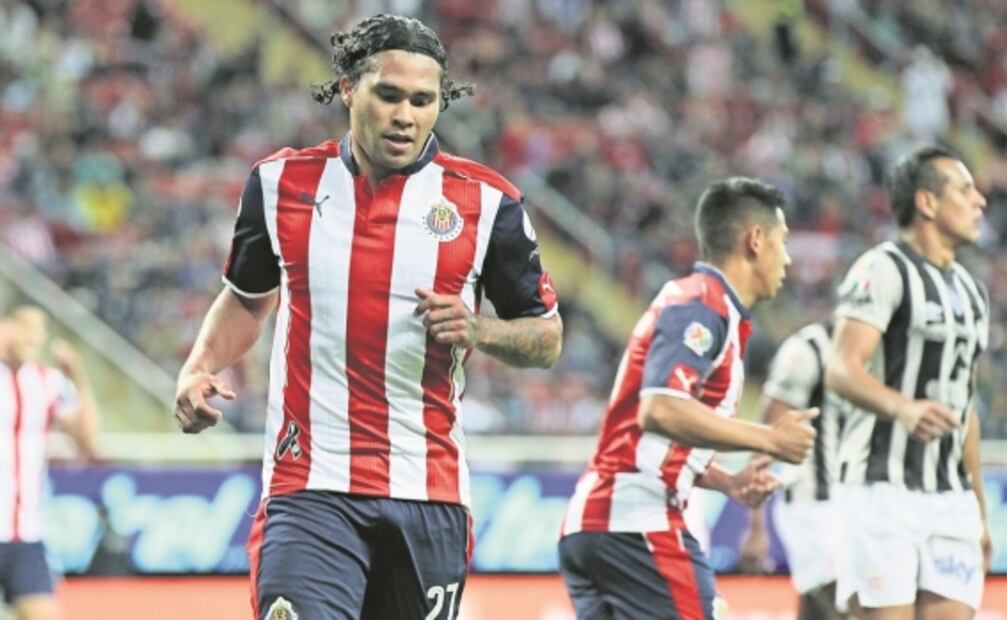 Alcohol y fiestas en Chivas; ahora señalan a Uriel Antuna de "mala copa"