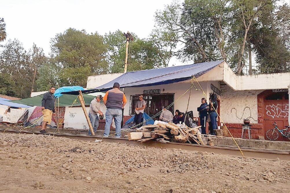 Con palos y lonas, integrantes de la Sección 18 de la CNTE continúan con la obstrucción a las vías del ferrocarril. Fotos: CORTESÍA: CHARBELL LUCIO
