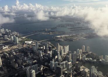Cancelan casi 100 vuelos en aeropuerto de Miami por "Matthew"