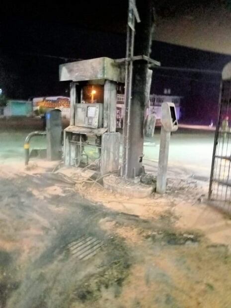Comando incendia gasolinera y vehículo en Zitácuaro, Michoacán