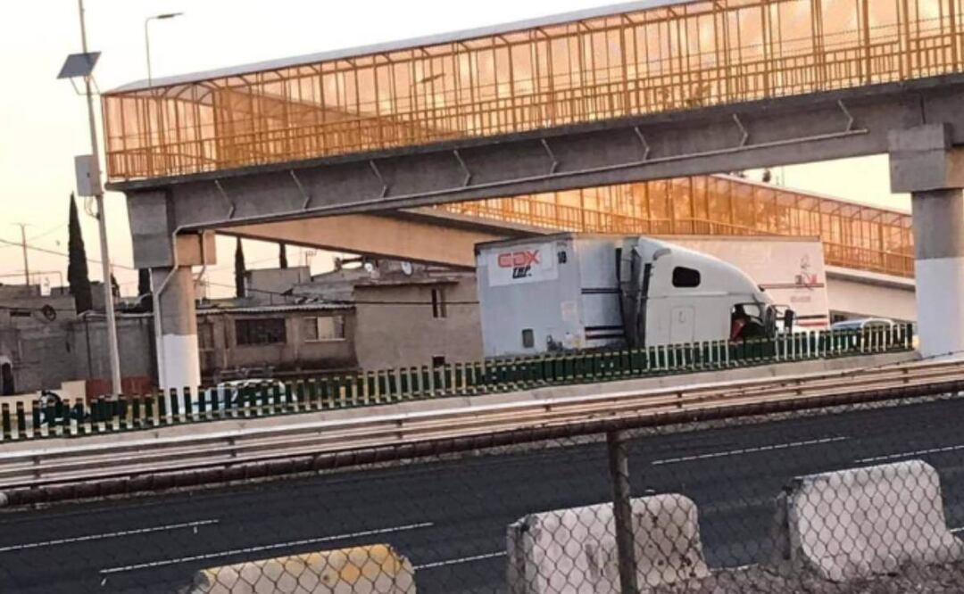 Foto: Especial/El Universal/ Tráiler se impacta en muro de contención